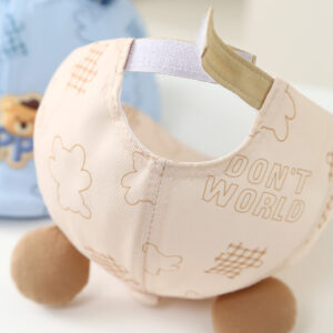 De driedimensionale cartoonteddybeer voor kinderen, HAPPY, met letterpatronen erop, is een leuke en casual baseballpet. Het is geschikt voor buitenreizen en winkelen.