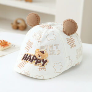 De driedimensionale cartoonteddybeer voor kinderen, HAPPY, met letterpatronen erop, is een leuke en casual baseballpet. Het is geschikt voor buitenreizen en winkelen.