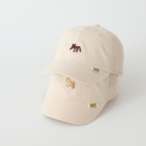 De zomerbaby beige cartoon dier geborduurde mesh ademende baseballpet is geschikt voor dagelijkse streetwear voor kinderen en buitenzonwering en schaduw.
