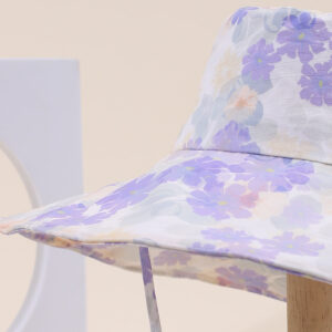 Een dameshoed met kleine bloem en tie-dye-brede rand met verstelbare en vormveranderende eigenschappen, trendy en geschikt voor buiten-, strand- en vakantieactiviteiten.