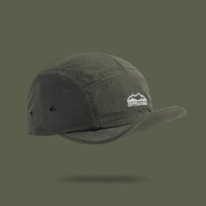 Een eenkleurige, lichtgewicht, sneldrogende, modieuze baseballpet in retrostijl met lettericoon, geschikt voor buitenactiviteiten in de lente en de zomer.
