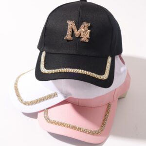 Hoogwaardige en luxe damessportpet met decoratieve dubbele M-letters en 3D-steentjes. Perfect voor bescherming tegen de zon en dagelijks gebruik.