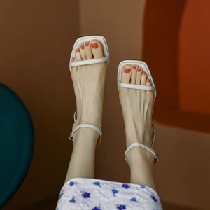 Klassieke en veelzijdige vierkante neus, zichtbare teen, middenhak, sandalen met rechte bandjes, dikke dameshak voor de zomer