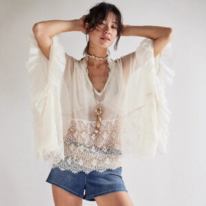 Lente zomer damesblouse met vleermuismouwen voor op het strand