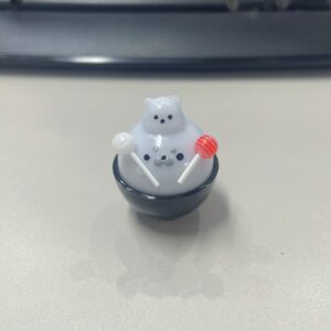 Lollipopvormig klein zeehondenspeeltje met een handgeschilderde neus, perfect als stressverminderend gadget
