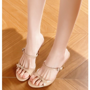 Melkwitte sandalen met vierkante neus en smalle bandjes voor dames met lente- en zomertemperament, slanke hakken en hoge hakken