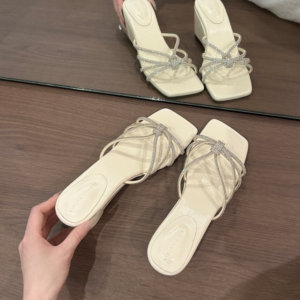 Prachtig ontworpen sandalen met sleehak van strass, stijlvolle zomerslippers voor dames, elegante match met jurken