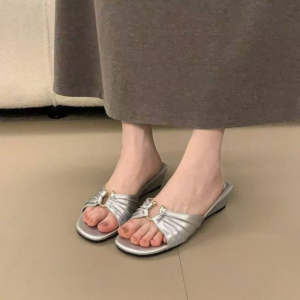 Prachtige geplooide sandalen in Franse stijl voor dames zomerontwerp, met een zachte sleep met één lijn en sandalen met schuine hak