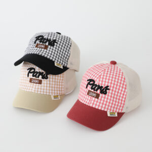 Zomer jongens en meisjes geruit mesh Paris Letter-patroon ademende baseballpet voor buitenuitjes, zonwering, kinderhoed