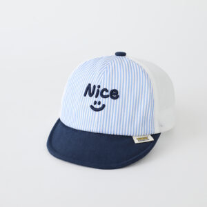 Zomer kinder geborduurde letters zachte rand klittenband gestreepte baseball cap is geschikt voor baby's voor buitenspelen en bescherming tegen de zon.