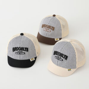 Zomer kindergestreepte meerkleurige mesh geborduurde baseballpet met letter voor zomerse uitstapjes, geschikt voor baby's die naar school gaan, hoed met zachte rand