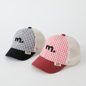 Zomer kinderklein geruit geborduurd M-letter patchwork mode baseballpet, geschikt voor baby's voor bescherming tegen de zon en schaduw