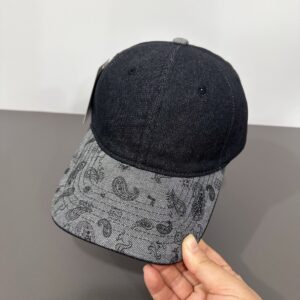 Amerikaanse stijl denim baseballpet met diepe naad en walnootbloemrand. Verkrijgbaar in meerdere kleuren. Geschikt voor zowel mannen als vrouwen. Perfect voor dagelijkse en buitenuitjes.