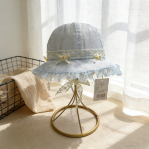 Effen kinderstrik met kanten rand en bloem versierde nethoed met licht en delicaat, lief en schattig uiterlijk, geschikt voor buitenreizen.