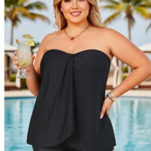 Elegante bandeau-tankini voor grote maten - zwarte zwierige peplum-top, bescheiden shorts, comfortabele strandvakantie-badkleding