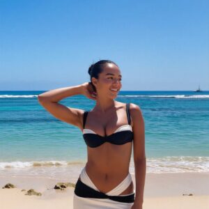 Nieuwe bikiniset voor dames: zwart-wit kleurenblok, balconette bh-top, wikkelrokbroekje, uitgesneden taille, chique strandstijl