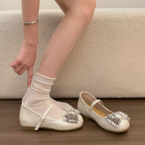 Op voorraad Mary Jane flats voor dames met strass strikken, nieuwe lente zomer zachte avondstijl ondiepe mond leren schoenen met zachte zool