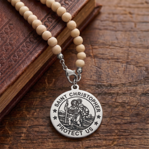 Saint Christopher medaille houten kralen ketting voor vrouwen, goud zilver tweekleurige ronde munt hanger, vintage natuurlijke houten kralen religieuze nek sieraden, reizen dagelijks geloof accessoire cadeau