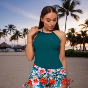 Tankini in vakantiestijl: levendige tropische print voor een frisse en ontspannen strandlook, bescheiden boyleg-ontwerp