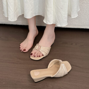 Zachte damessandalen in vakantiestijl, elegante zomerslippers met ruches, metalen gesp en sleehak