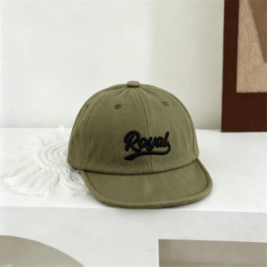 Zomer kinder effen kleur koninklijke letter gestikt korte rand casual stijl baseballpet met eenvoudig ontwerp, geschikt voor dagelijkse uitjes