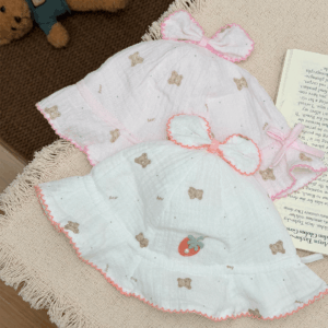 Zomerbaby-beerprint-strikmuts met ruches aan de rand en aardbeiborduurwerk, een comfortabele en schattige schippershoed in kinderstijl.