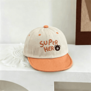 Zomerse, meerkleurige, met letters gestikte, beervormige decoratieve baseballpet in babystijl met bescherming tegen de zon. Modieus en schattig. Geschikt voor gebruik buitenshuis.